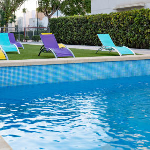 Piscina de la Villa Universitaria - Zona de hamacas
