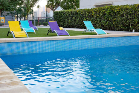 Piscina de la Villa Universitaria - Zona de hamacas
