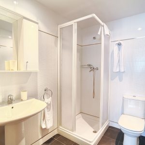 Baño privado en las habitaciones de la Villa Universitaria