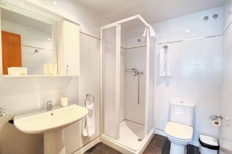Baño privado en las habitaciones de la Villa Universitaria