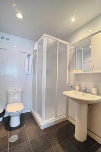 Baño privado en las habitaciones de la Villa Universitaria