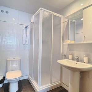 Baño privado en las habitaciones de la Villa Universitaria